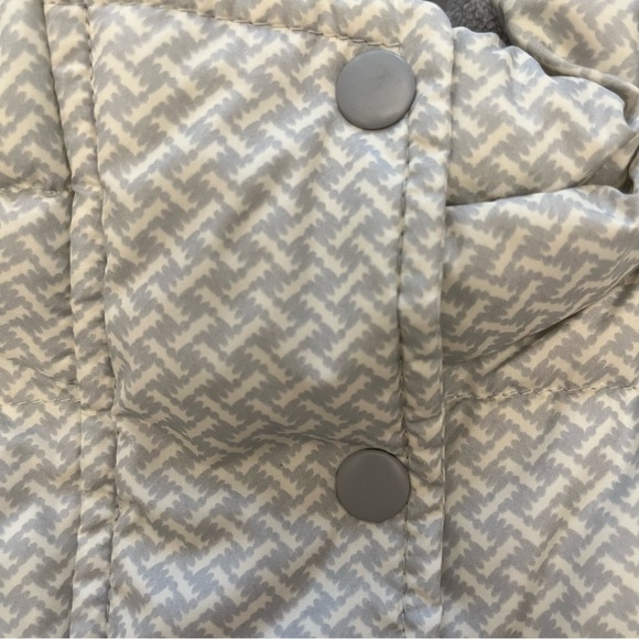 GAP Grey White Puffer Vest Large Outerwear. Zipper & Snap front buttons. Large - Picture 11 of 15